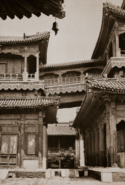 Heinz von Perckhammer (1895–1965), Lama Temple Yung-ho-kung (Yonghegong Lama Temple), Peking, plate 67, Berlin: Albertus-Verlag, 1928 